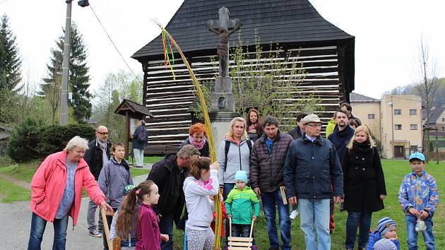 Velikonoční průvod ke kostelíku svatého Michaela v Maršíkově 15. 4. 2017.