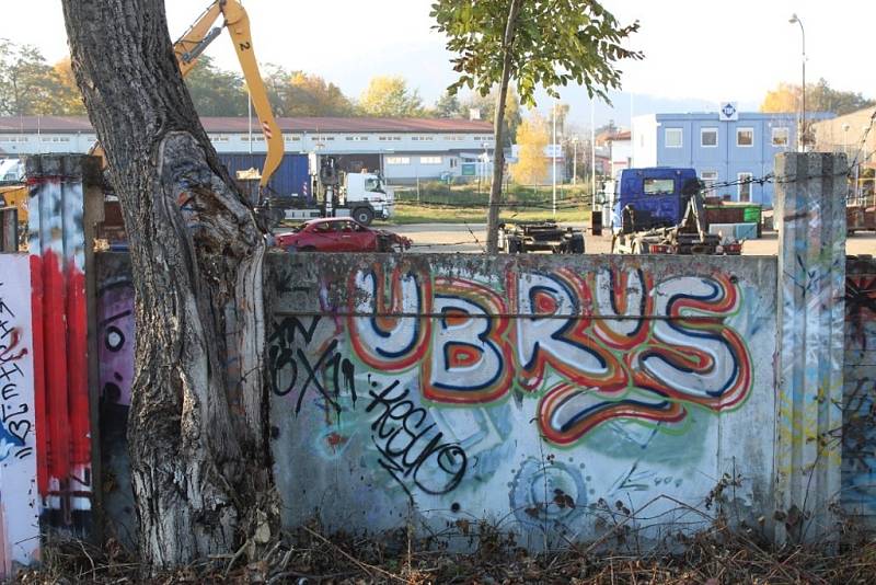 Graffiti při jízdě vlakem ze Šumperka do Zábřeha.