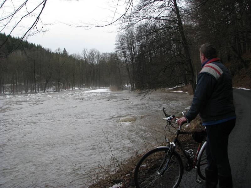 Řeku Březnou blokuje led, voda si vytváří nové koryta