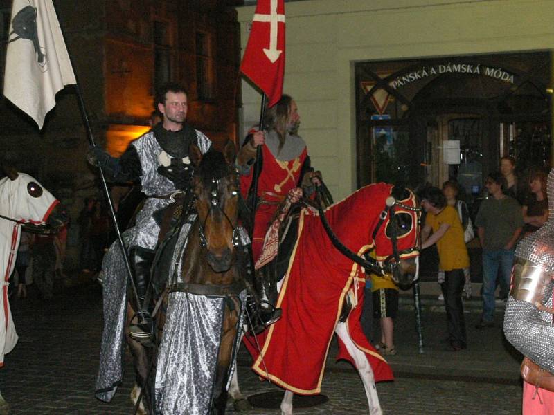 Průvod bubeníků a rytířů.