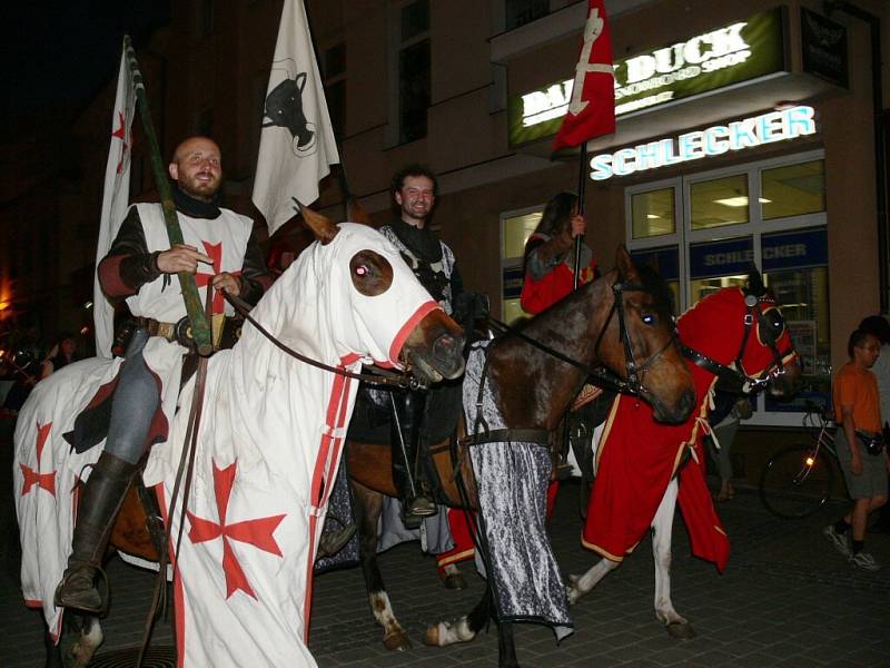 Průvod bubeníků a rytířů.