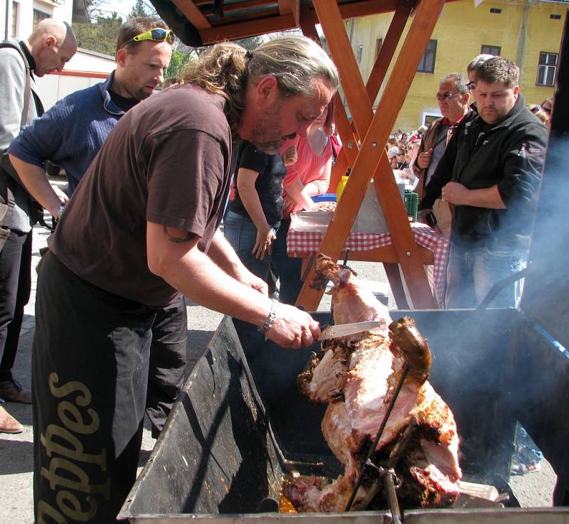 Festival jídla Sousedská žranice přilákal v sobotu do centra Šumperku stovky lidí. Pořadatelé ho tentokrát zaměřili hlavně na grilování, k dostání byly ale i další produkty od malých výrobců.