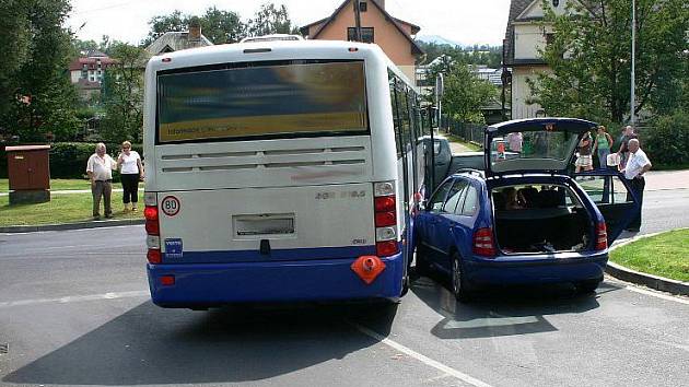 Linkový autobus havaroval 5. srpna v Lipovské ulici v Jeseníku