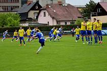 Fotbalisté Šumperku (ve žlutém) prohráli s Bruntálem 2:3.