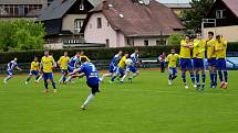 Fotbalisté Šumperku (ve žlutém) prohráli s Bruntálem 2:3.