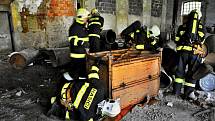 Rozsáhlé taktické cvičení podnikli v pondělí 6. května zábřežští a šumperští hasiči. V areálu zábřežské Perly si prověřili, jak rychle jsou schopni najít zavalené osoby.