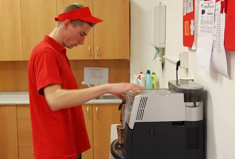 Budoucí prodavači a obchodníci ze Střední školy železniční, technické a služeb v Šumperku mají praxi i ve školní kantýně. Na chvíli se s nimi za pult postavil i redaktor Deníku Michal Krestýn.