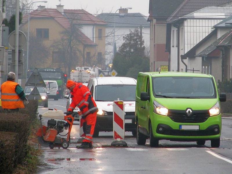 Stavební firma využila oteplení a během dvou dnů položili dělníci nový asfaltový povrch na vyfrézovaných úsecích frekventované Postřelmovské ulice v Zábřehu, která slouží jako výpadovka z centra města na Šumperk a Lesnici.