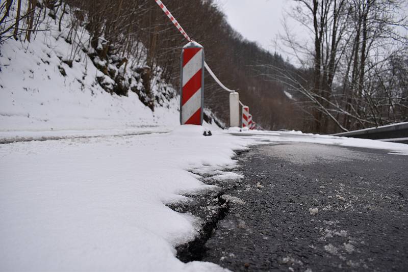 Uzavírka silnice mezi Hanušovicemi a Raškovem.