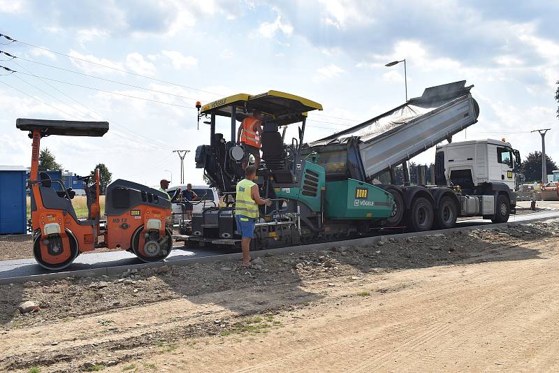 Výstavba okružní křižovatky u hřbitova v Mohelnici 13. srpna 2021.