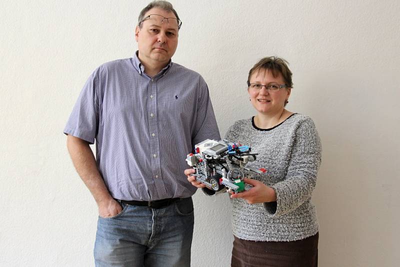 Pavel Ostrý a Magda Dostálová, kouči robotického týmu žáků gymnázia Jeseník.