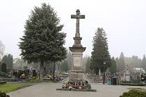 Centrální kříž na šumperském hřbitově.