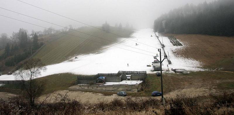 Lyžování na sjezdovce v Branné v pondělí 21. listopadu 2011