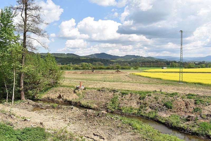 Nebezpečnou křižovatkou na Loučení nahradí nová blíže Chromči. Místo nové křižovatky.