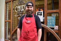Jeden z "gastrohybatelů" šumperského centra: Jakub Cakirpaloglu před svým podnikem Cakir's Burger