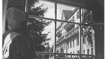 ZA OKNEM. Pohled z vrátnice na budovu Sanatorky, snímek ze 60. let 20. století.