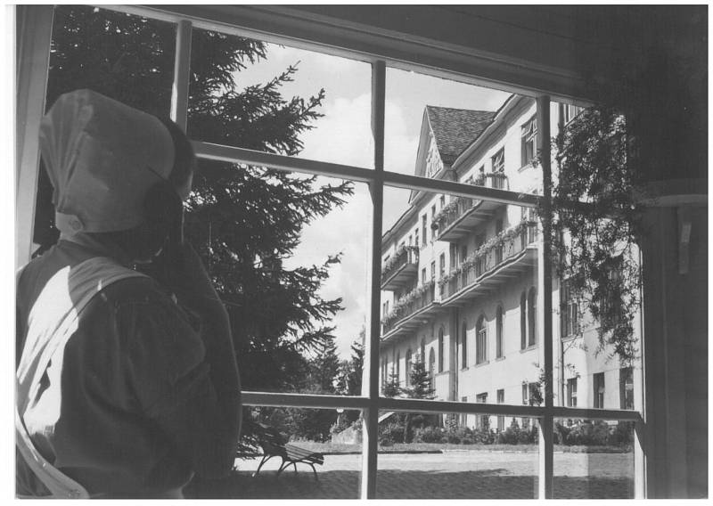 ZA OKNEM. Pohled z vrátnice na budovu Sanatorky, snímek ze 60. let 20. století.