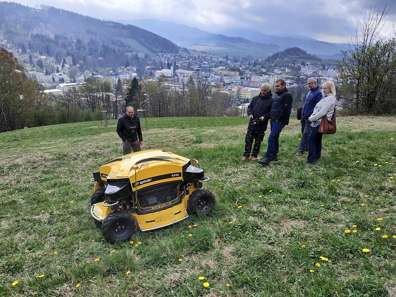 Robotická sekačka, kterou pořizuje město Jeseník. Snímek z dubnové prezentace v Jeseníku. Takový stroj pořídilo i město Zábřeh místním technickým službám.