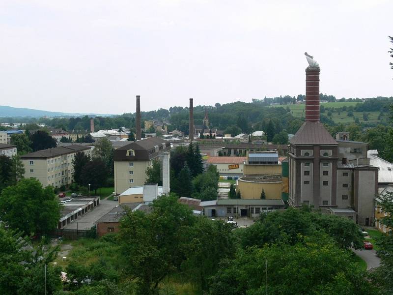 Rok 2011. V místě budoucí silnice jsou ještě zahrady a garáže.