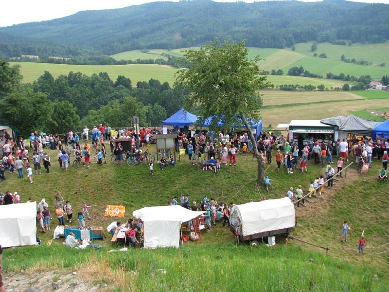 Na jeden den do středověku se v pátek 5. července vrátil hrad v Brníčku.