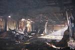 K požáru výrobní haly peletkárny v Mikulovicích vyjíždělo v neděli 30. ledna před půlnocí několik hasičských jednotek