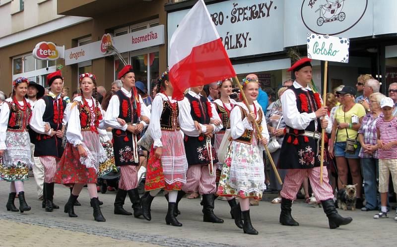 Mezinárodní folklorní festival v Šumperku vyvrcholil v sobotu 20. srpna dopoledne přehlídkou Roztančená ulice.