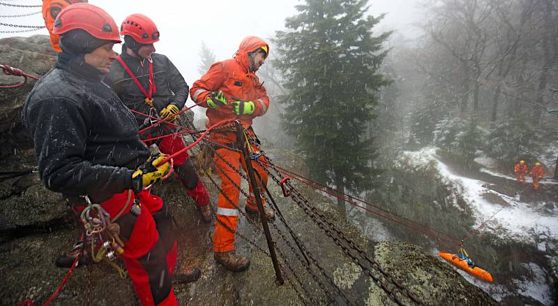 Společný výcvik českých a polských hasičů - lezců při záchraně horolezce na Čertových skalách u města Jeseník