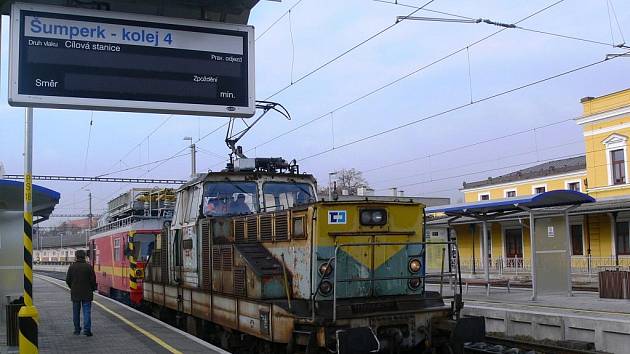 Čtvrtek 26. října, krátce po půl desáté. Na čtvrté koleji šumperského nádraží zastavila první elektrická lokomotiva, která kdy dorazila do Šumperka vlastní silou