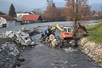 Práce v korytě řeky Desné ve čtvrtek 1. prosince 2022.