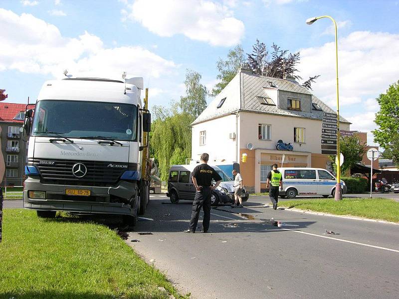 Bouračka na křižovatce ulic Lidická a Čsl. armády, poměrně běžný obrázek