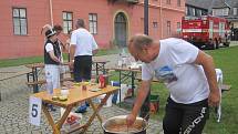 Hudebníci si v Šumperku rozdali souboj s veřejností. U Roztančených kotlíků si v rámci probíhajícího Mezinárodního folklorního festivalu poměřili síly ve vaření guláše.