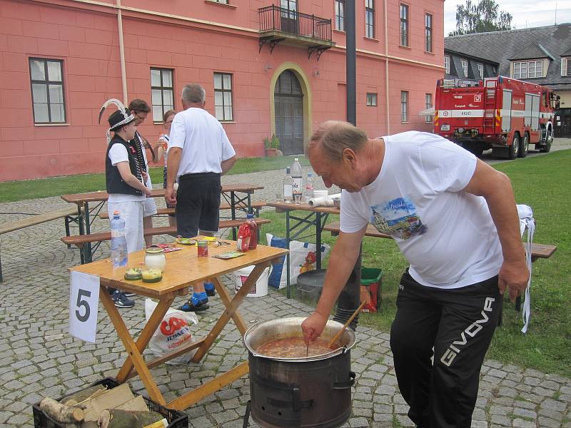 Hudebníci si v Šumperku rozdali souboj s veřejností. U Roztančených kotlíků si v rámci probíhajícího Mezinárodního folklorního festivalu poměřili síly ve vaření guláše.