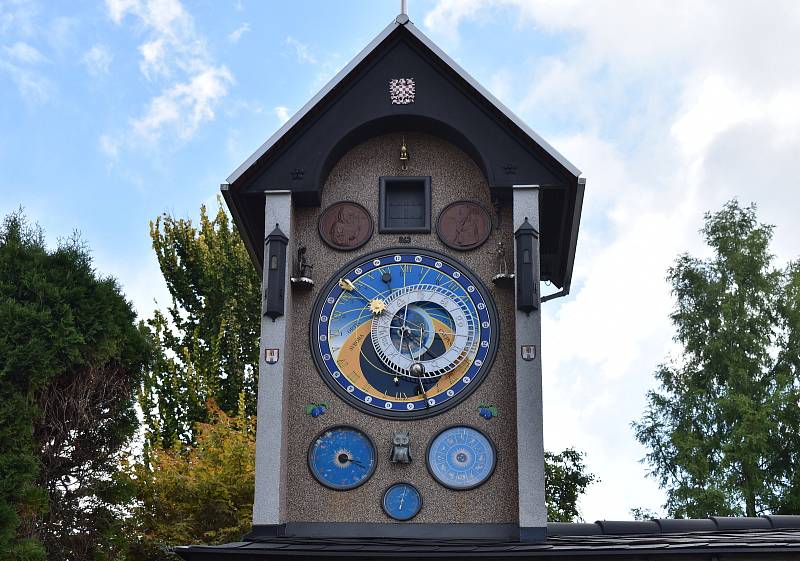 Miroslav Nečas vybudoval na dílně u svého domu orloj
