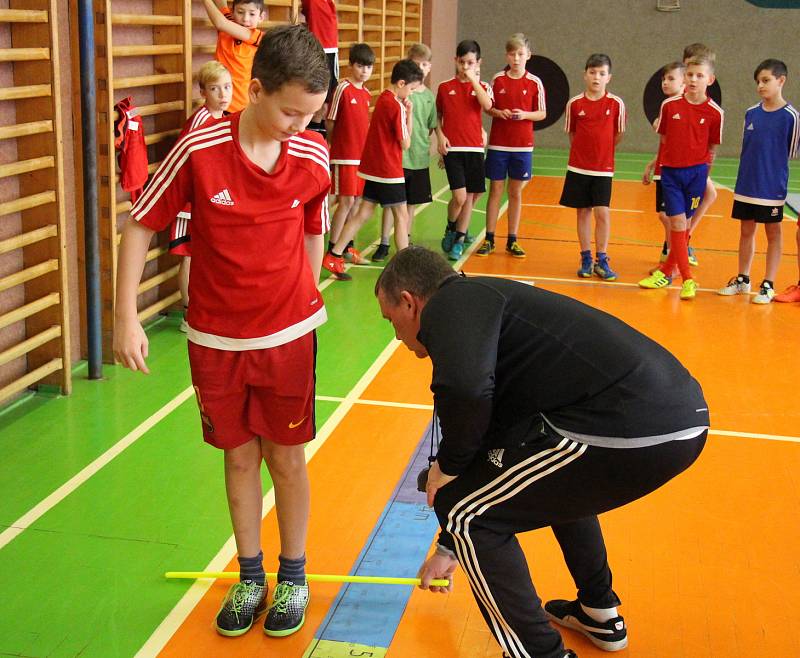 Tomáš Ujfalujši testoval na Základní škole Sluneční v Šumperku mladé fotbalisty.