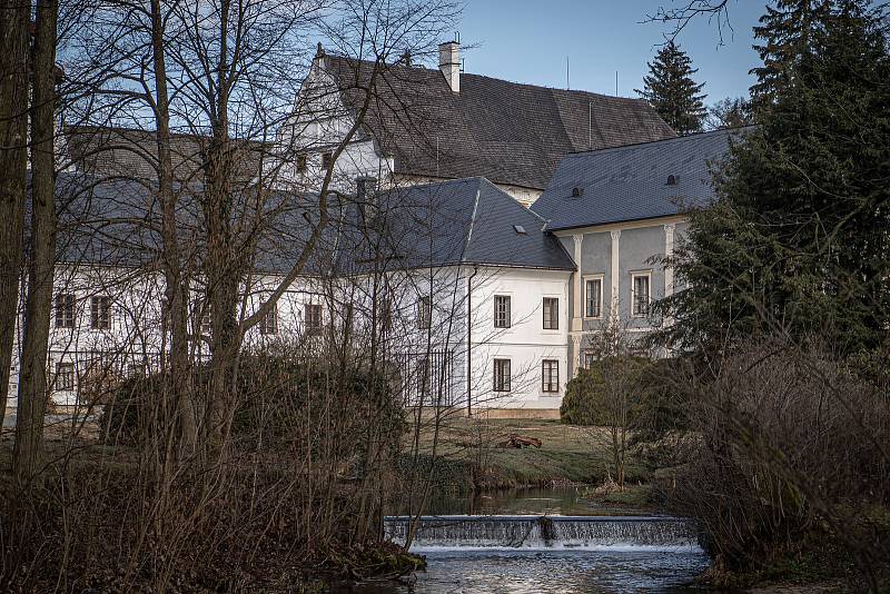 Zámek a zámecký park ve Velkých Losinách, 30. března 2021.