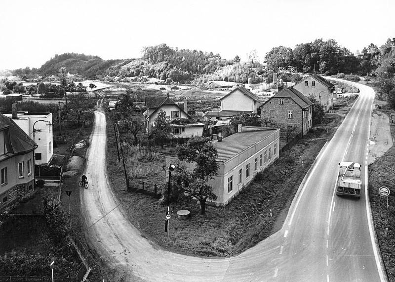 PŘED. Silnice na Holubí vrch (vpravo) a místní komunikace, kudy dnes vede silniční průtah Šumperka. Uprostřed v současnosti areál správy silnic.