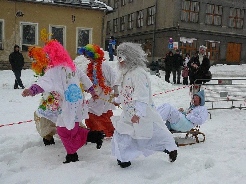 Snímky ze zábřežského recesistického závodu čtyřspřeží s lidskou posádkou