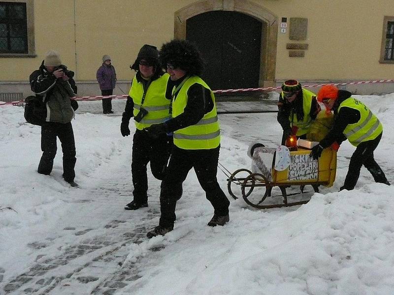 Snímky ze zábřežského recesistického závodu čtyřspřeží s lidskou posádkou