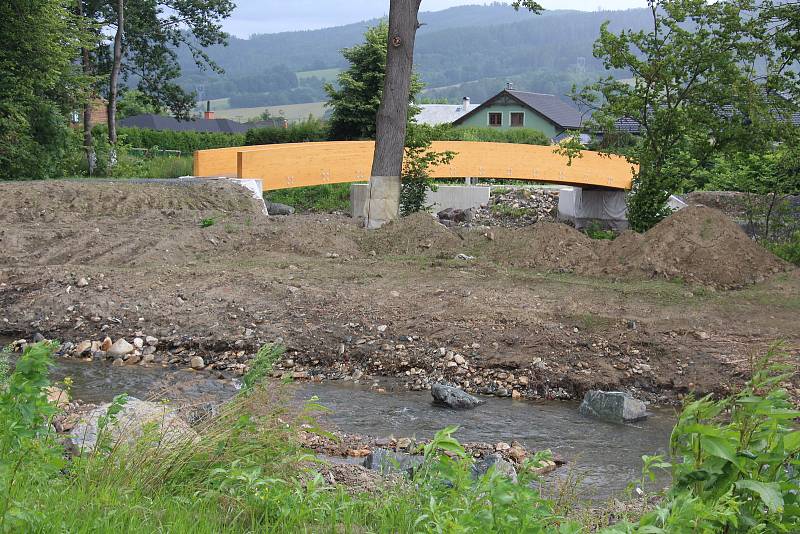 Stavba protipovodňových opatření na řece Desné - lokalita u obtokového koryta mezi Rapotínem a Vikýřovicemi.