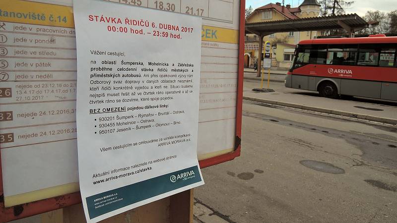 Prázdné autobusové nádraží v Šumperku. Řidiči autobusů stávkují.