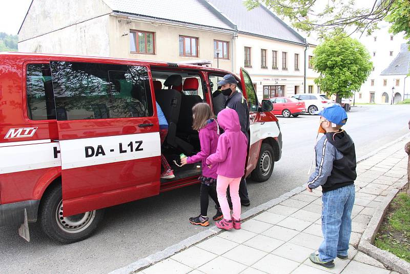 Školní autobusy nejezdí, děti z Branné vozí do školy hasiči