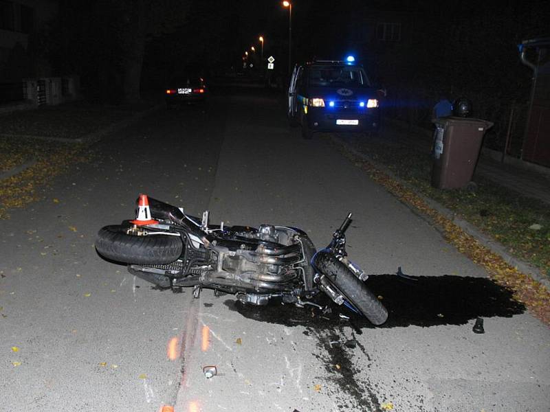 Nehoda motorky a osobního vozu se stala 31. října v Šumperku na křižovatce ulic Bludovská a Čermákova