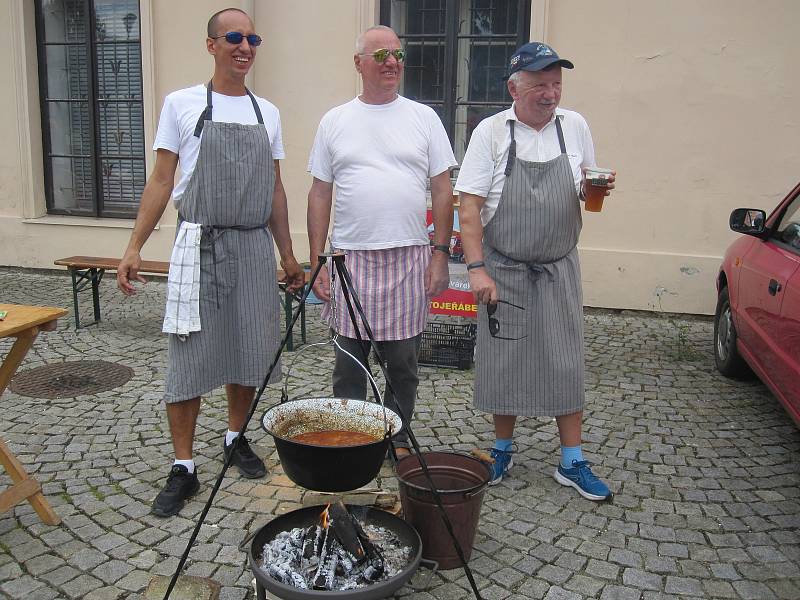 Hudebníci si v Šumperku rozdali souboj s veřejností. U Roztančených kotlíků si v rámci probíhajícího Mezinárodního folklorního festivalu poměřili síly ve vaření guláše.