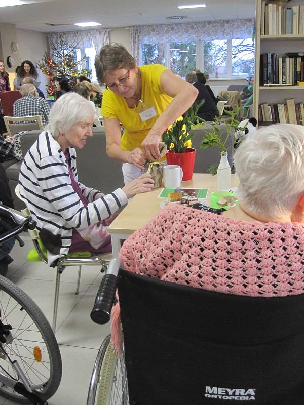 Splněním vánočních přání udělala Ježíškova vnoučata  v neděli 15. prosince radost klinetům Alzheimercentra v Zábřeze.