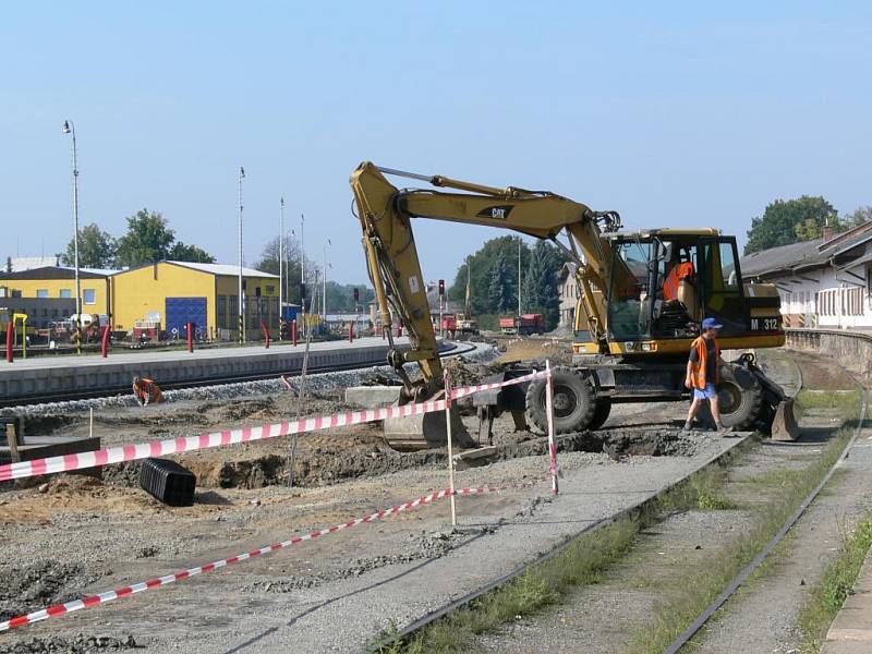 Elektrifikace trati komplikuje nejen železniční, ale i silniční dopravu.