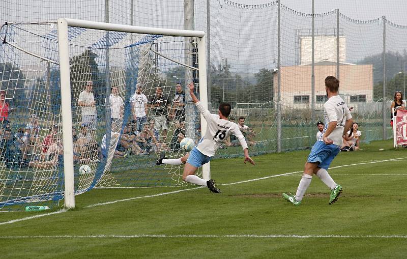 Fotbalisté Olešnice (v bílém) prohráli v Mohelnici pohárový zápas s Opavou 0:6.