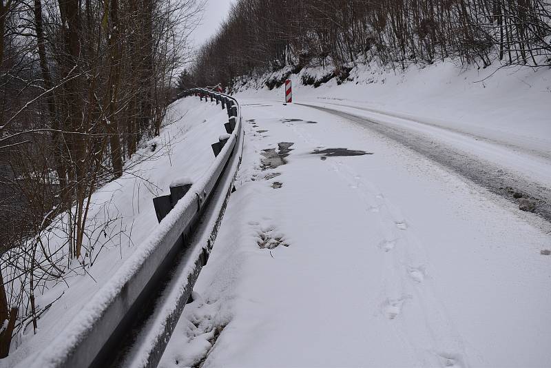 Uzavírka silnice mezi Hanušovicemi a Raškovem.