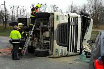 Silnici v Mohelnici směrem na Úsov zablokoval převrácený nákladní automobil