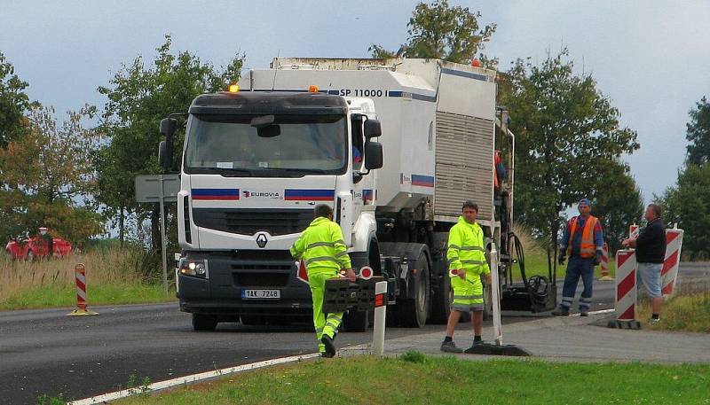 Na Bludovském kopci nyní dělníci dokončují pokládku nového asfaltového mikrokoberce se speciální protismykovou vrstvou. Pro zvýšení bezpečnosti se zde budou instalovat i nová svodidla, kácet stromy v zatáčkách a zkrátí se i předjížděcí pru­hy.