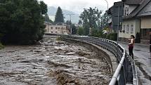 Rozvodněná řeka Bělá v neděli 18. července v Jeseníku.